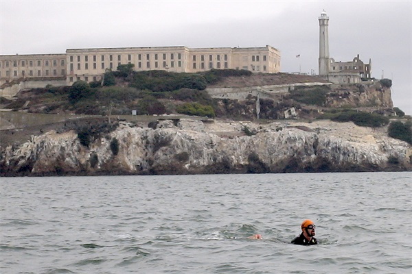 Disease Did Not Stop Marine Swimming Alcatraz To San Fran Blindfolded